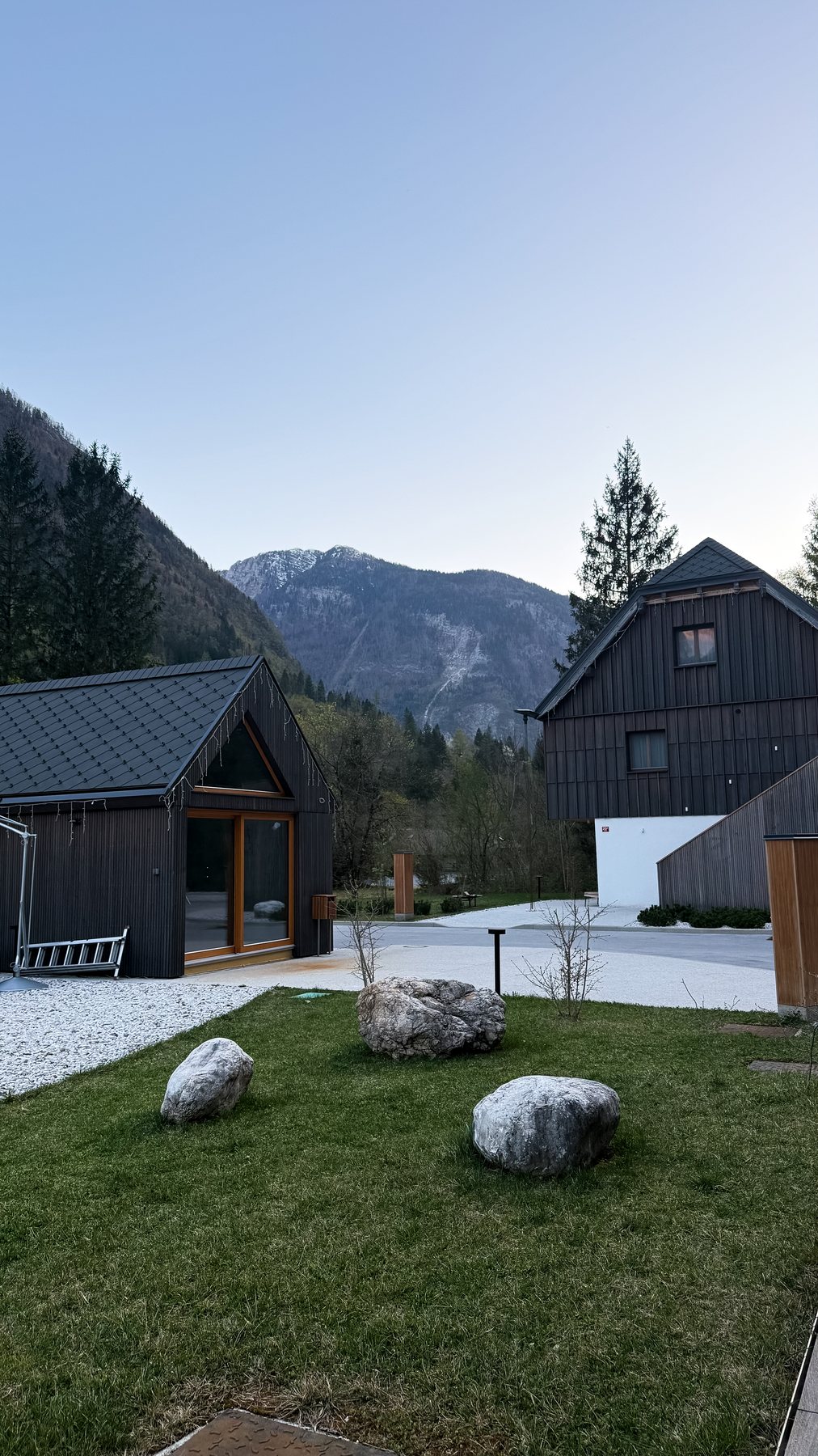 Dřevěný chalet s horami v pozadí